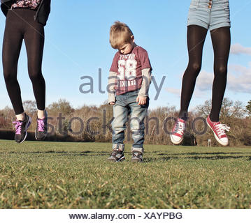 Junge 11 12 13 Jahre Model Release unglücklich tragen graue Wolle