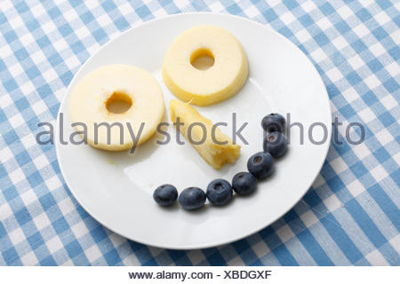 Lebensmittel Nahrungsmittel Susses Gesicht Trauben Obst Platte Diat Gericht Essen Lustige Ananas Mittagessen Abendessen Abendessen Smiley Begeistert Anspruchslose Stockfotografie Alamy