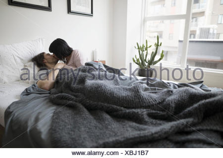 ROMANTISCHES SEXY PAAR KÜSSEN IM BETT Stockfoto, Bild 63990476 Alamy