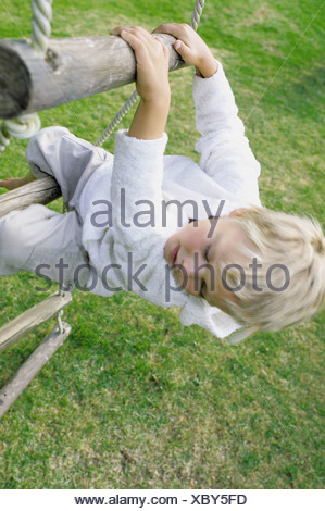 Strickleiter in Hinterhof, Sommerzeit, Seil klettern junge Stockfoto