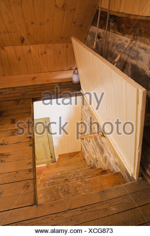 Falltür für Holztreppe führt in den im Erdgeschoss Stock eines alten