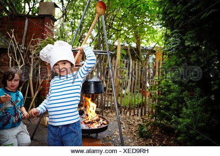 Kleine Mädchen tragen Kochmütze Stockfoto