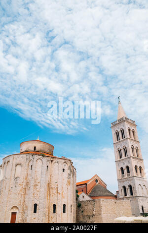 San Donatus iglesia y campanario de la plaza romana en Zadar, Croacia Foto de stock