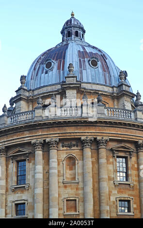La Radcliffe Camera, Oxford diseñado por James Gibbs abrió en 1749 una biblioteca universitaria cerca de la Bodleian Library Brasenose y a todas las almas colegios