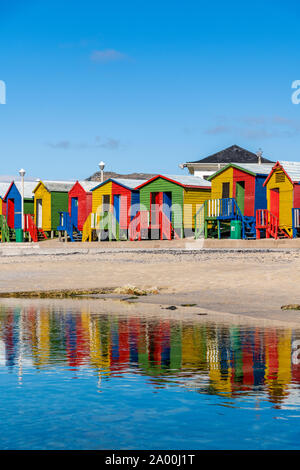Coloridas casas de playa en la playa, Muizenberg, Ciudad del Cabo, Western Cape, Sudáfrica