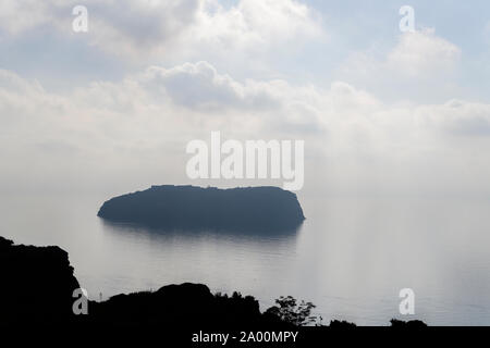 Amanecer San Esteban, vista desde la isla de Ventotene. Lacio Italia Foto de stock