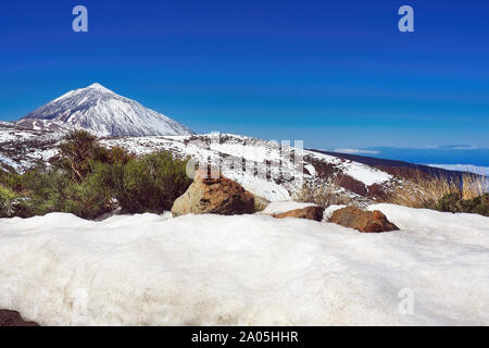 La montaña más alta de España, el Pico de Teide en Tenerife con alta nieve fresca y el cielo de color azul oscuro .