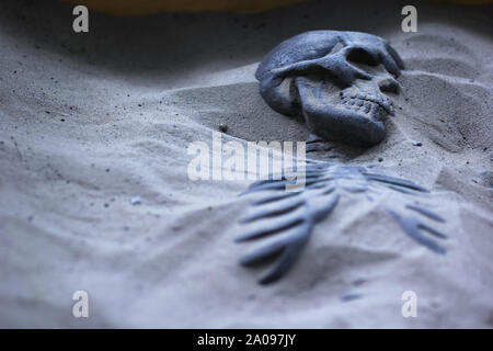 Esqueleto excavado dummy tumbado en la arena Foto de stock