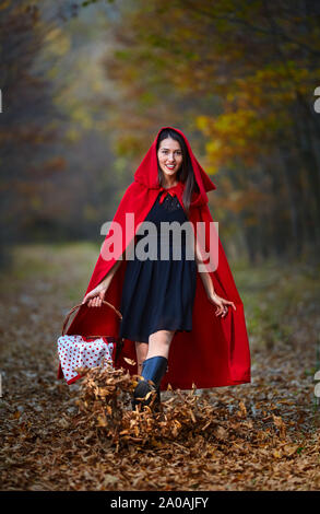 Incomparable Medicina destacar Juego de los disfraces de Caperucita Roja niña en el bosque época otoñal  Fotografía de stock - Alamy