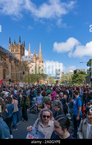 Sydney, Australia - Septiembre 20, 2019: la huelga de cambio climático en Sydney. Las personas con pancartas y carteles sobre la Huelga Mundial de cambio climático