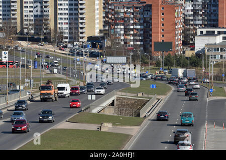 Vilna, Lituania - Abril 02: el tráfico, los coches en la autopista Carretera en Vilnius en abril 02, 2018. Vilnius es la capital de Lituania y su ciudad más grande. Foto de stock