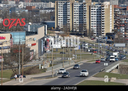 Vilna, Lituania - Abril 02: el tráfico, los coches en la autopista Carretera en Vilnius en abril 02, 2018. Vilnius es la capital de Lituania y su ciudad más grande. Foto de stock