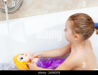 niña jugando con bebe