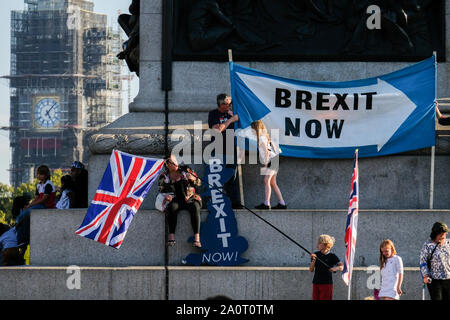 Trafalgar Square, Londres, Reino Unido. 21 de septiembre de 2019. Un pequeño grupo de partidarios pro Brexit Brexit mantenga un banner ahora en la base de la columna de Nelson. Crédito: Matthew Chattle/Alamy Live News Foto de stock