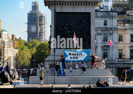 Trafalgar Square, Londres, Reino Unido. 21 de septiembre de 2019. Un pequeño grupo de partidarios pro Brexit Brexit mantenga un banner ahora en la base de la columna de Nelson. Crédito: Matthew Chattle/Alamy Live News Foto de stock