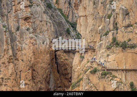 Pasarelas y acantilados del Caminito del Rey, Málaga, Andalucía, España El 24 de abril de 2019 Foto de stock