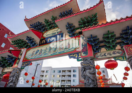 Los Angeles, California, Estados Unidos. El 1 de junio de 2019. LA Chinatown Gate, linternas de papel chino decoración Foto de stock