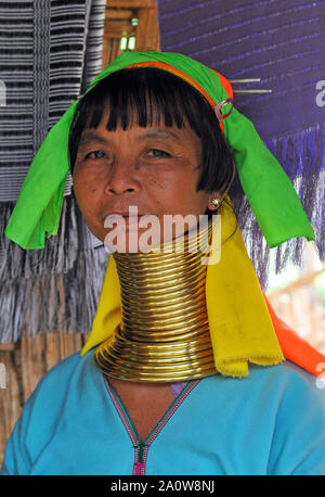 Retrato de una mujer de cuello largo o Paduang, que forman parte de la tribu de etnia karen, Mae Hong Son, en la frontera con Myanmar, Tailandia, Asia. Foto de stock