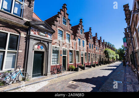 Groot Heiligland, una famosa calle en el centro histórico de Haarlem Foto de stock