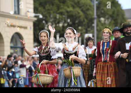 Munich, Alemania. 22 Sep, 2019. Las personas participan en el desfile de Oktoberfest en Munich, Alemania, el 22 de septiembre, 2019. Este año el Oktoberfest va desde el 21 de septiembre al 6 de octubre. Crédito: Lu Yang/Xinhua/Alamy Live News