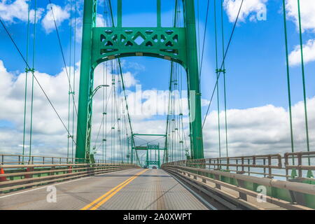 Cruzando el puente del río San Lorenzo desde 1000 islas en Ontario, Canadá, Estados Unidos, Nueva York Foto de stock