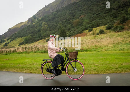 Edimburgo, Escocia. Domingo, 22 de septiembre de 2019. Los participantes en la fantasía de la mujer en Bicicleta evento en Edimburgo, Escocia. Fancy Mujer Bicicleta anual es de sólo mujeres ciclismo evento celebrado en el mundo el Día Sin Coches. Fancy Mujeres en Bicicleta es un evento para mujeres, organizada por mujeres para recordar el gozo liberador de ciclismo y para inspirar a más mujeres a usar la bicicleta en las ciudades. La fantasía de la mujer en Bicicleta nació en 2013 en Izmir, Turquía, y se convirtió en un movimiento mundial en favor de la mujer. Cada año, las mujeres de fantasía en Bicicleta se celebra el Día Mundial sin coches en 120 ciudades de todo el mundo. Foto de stock