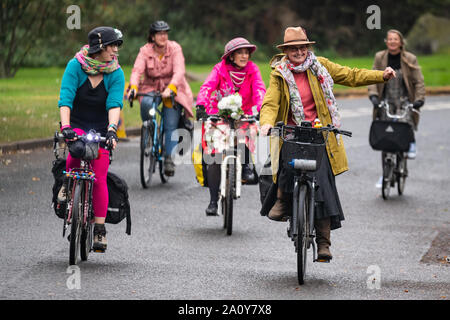 Edimburgo, Escocia. Domingo, 22 de septiembre de 2019. Los participantes en la fantasía de la mujer en Bicicleta evento en Edimburgo, Escocia. Fancy Mujer Bicicleta anual es de sólo mujeres ciclismo evento celebrado en el mundo el Día Sin Coches. Fancy Mujeres en Bicicleta es un evento para mujeres, organizada por mujeres para recordar el gozo liberador de ciclismo y para inspirar a más mujeres a usar la bicicleta en las ciudades. La fantasía de la mujer en Bicicleta nació en 2013 en Izmir, Turquía, y se convirtió en un movimiento mundial en favor de la mujer. Cada año, las mujeres de fantasía en Bicicleta se celebra el Día Mundial sin coches en 120 ciudades de todo el mundo. Foto de stock