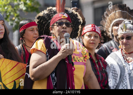 Nueva York, Nueva York, Estados Unidos. 20 Sep, 2019. Los pueblos indígenas de Brasil y Puerto Rico en el escenario durante el Clima de Nueva York rally huelga y manifestación en Foley Square. Crédito: Ron Adar SOPA/Images/Zuma alambre/Alamy Live News