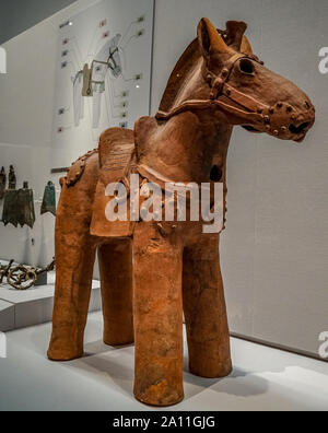 Póster de la escultura de la tumba de Japón Nterra Cotta Warrior  significado para enterrar en una tumba (Haniwa) japonesa tardía Kofun  Periodo del