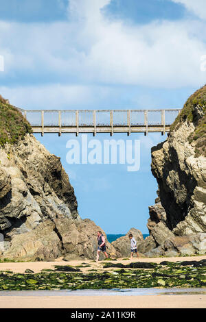 El puente que une la tierra firme con la isla de Porth en Newquay en Cornualles. Foto de stock