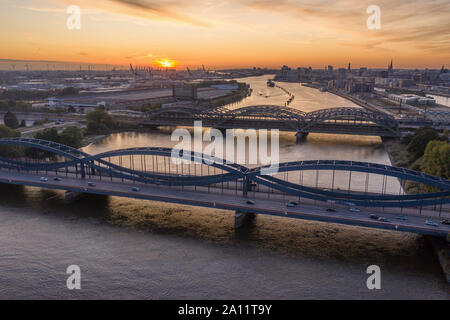 Vista aérea de puentes sobre el río Elba en Hamburgo Foto de stock