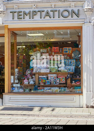 Vista exterior con ninguna persona de la tentación, tienda de regalos con artículos de venta en la ventana, Northbrook Street, Newbury, Berkshire.