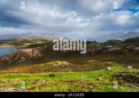 Mirando en la península de Applecross Ardheslaig en el noroeste de Escocia Foto de stock