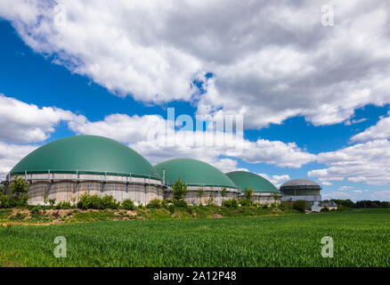 Digestores anaeróbicos o de biogás para la planta de producción de biogás a partir de residuos agrícolas en zonas rurales de Alemania. El concepto moderno de la industria de biocombustible