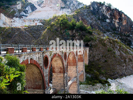 Ponti di Vara, antiguo puente para el transporte de mármol de Carrara, Toscana, Italia Foto de stock