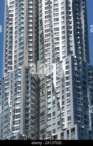 Frank Gehry-Hochhaus Detailansicht vom en NYC en Manhattan, aufgenommen von der Puente de Brooklyn. Beeindruckende moderne Architektur silber glänzend mi Foto de stock