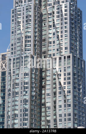 Frank Gehry-Hochhaus Detailansicht vom en NYC en Manhattan, aufgenommen von der Puente de Brooklyn. Beeindruckende moderne Architektur silber glänzend mi Foto de stock