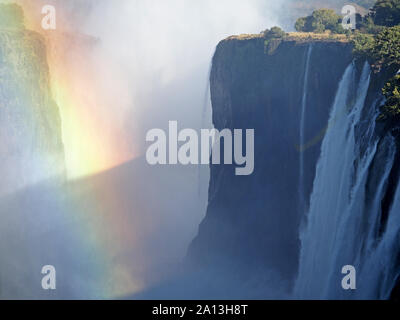 Niebla producida por espectaculares cascadas en las Cataratas Victoria, Livingstone (Zambia),Africa Foto de stock