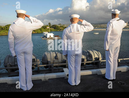 Los marineros de la Marina de EE.UU. hacer honores a la USS Arizona Memorial. Foto de stock