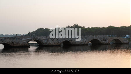 Puente romano sobre el río calich, en el norte de Cerdeña Foto de stock