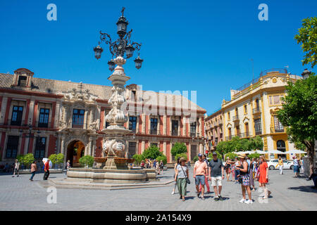 Plaza Virgen de los Reyes y el Palacio del Arzobispo de Sevilla (Palacio Arzobispal), España Foto de stock
