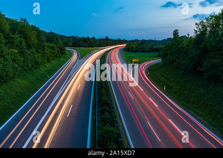 Alemania, Baden-Wurttemberg, borrosa semáforo en la autopista al atardecer