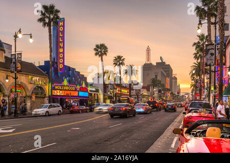 LOS ANGELES, California - 1 de marzo de 2016: el tráfico en Hollywood Boulevard al anochecer. El theater district es famosa atracción turística. Foto de stock