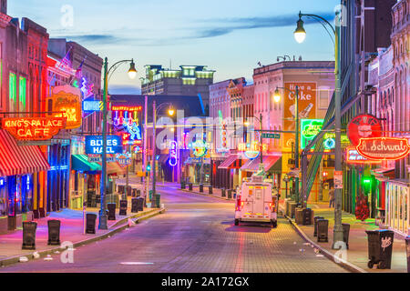 MEMPHIS, Tennessee - Agosto 25, 2017: Los clubes de blues de la Calle Beale Street al amanecer. Foto de stock