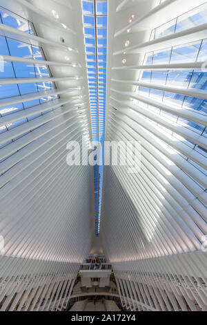 Vista interior de la estación World Trade Center óculo diseño del arquitecto atracciones de Manhattan en la Ciudad de Nueva York, EE.UU. Foto de stock