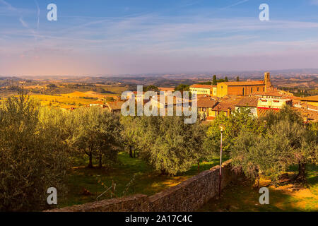 San Gimignano, Toscana, Italia vista aérea en el típico pueblo medieval Toscano, destino turístico popular.