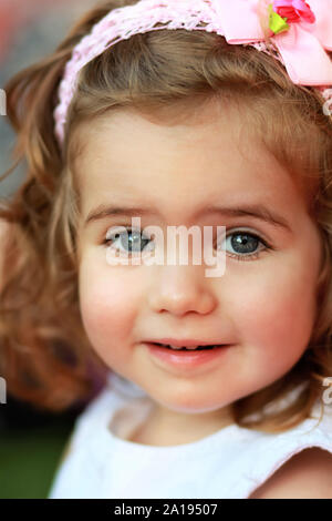 Cabeza de niña con pelo de lazo de cinta roja en sus coletas. Disparo en  cabeza Fotografía de stock - Alamy