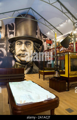 Sala de exposiciones al ser Brunel con réplica de fibra de vidrio del gran hombre mirando la cara de la habitación. Siendo Brunel es parte de la SS Gran Bretaña Museo Naval Dockyard, Bristol. Reino Unido (109)