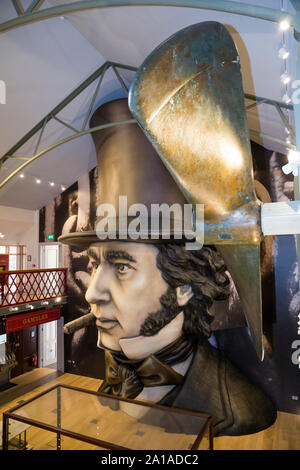 Sala de exposiciones al ser Brunel con réplica de fibra de vidrio del gran hombre mirando la cara de la habitación. Siendo Brunel es parte de la SS Gran Bretaña Museo Naval Dockyard, Bristol. Reino Unido (109)