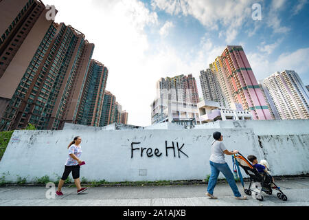 Pro Democracia y contra la ley de extradición protesta graffiti en la pared cerca de viviendas en Ma On Shan en Hong Kong